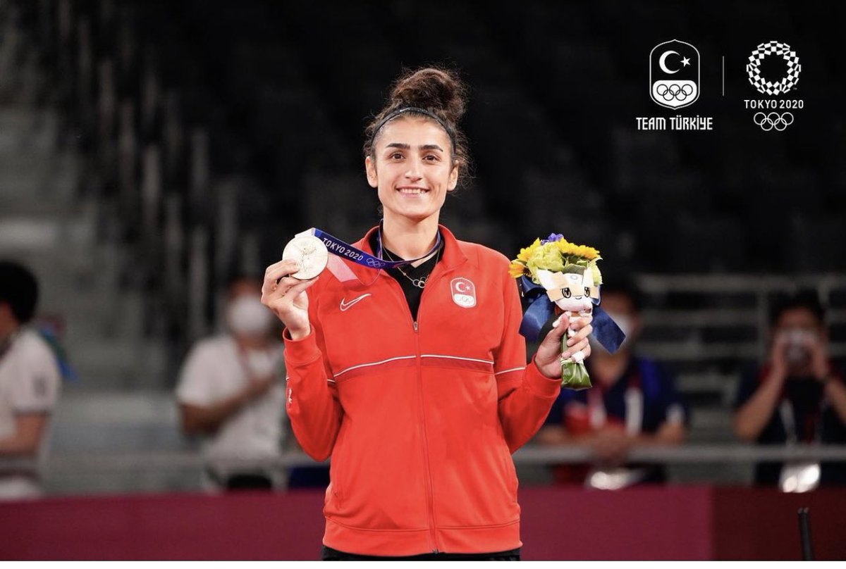 Duygularımı nasıl tarif edebilirim bilmiyorum.Bir tarafım buruk bir tarafım mutlu.Şükürler olsun ki madalya nasip oldu.Babama verdiğim sözü tuttum ya gerisi hiç önemli değil🙏🏻Tüm herkesten Allah razı olsun dualarınız destekleriniz benim için çok önemliydi.İyiki varsınız.🇹🇷 🇹🇷🥉💪🏻