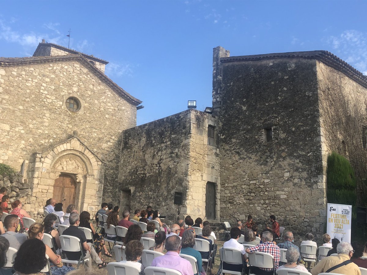Comença l’actuació d’Escarteen Sisters del @EvaFestival a #AvinyonetdelPenedes, en un entorn de luxe, devant el monestir romànic de Sant Sebastià del Gorgs.