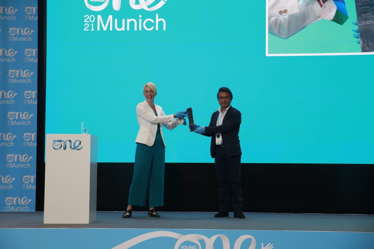 OneYoungWorld's tweet photo. See you in #Tokyo for #OYW2022! The city of Munich officially hands the baton to #OYW's next Host City of Tokyo. 🇩🇪 ➡️ 🇯🇵 https://t.co/jCdhyXyiMb