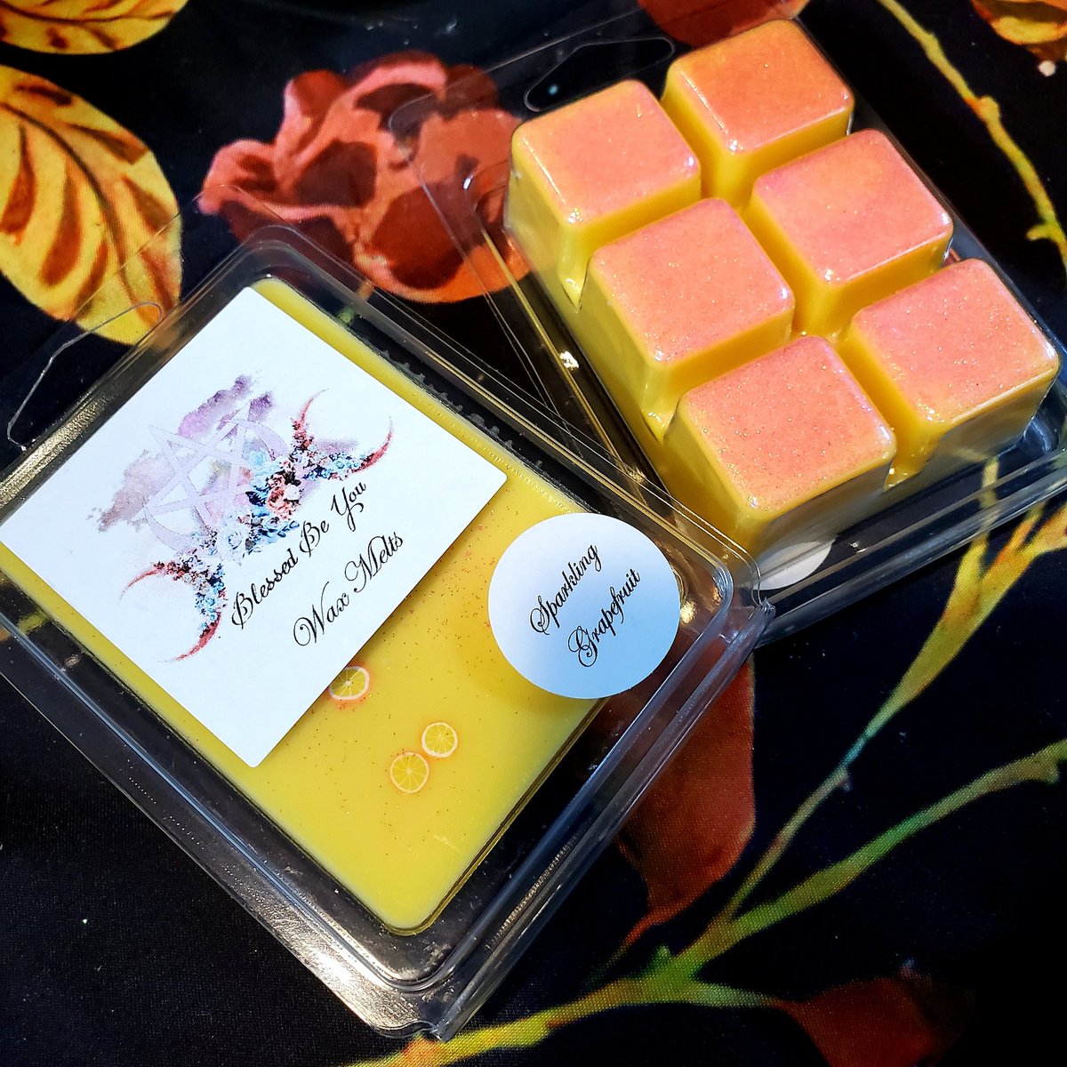BlessedBeYou1's tweet photo. Two brand new melts!

*If I Only Had a Brain 
*Sparkling Grapefruit 

Only $5 each!

https://t.co/0xA4LGXwoa 

#waxmelts #soywaxmelts #smallbusinessowner #glittermelts https://t.co/HYPmReyAW5