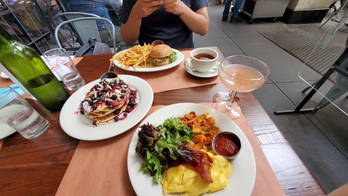 itskevdiaz's tweet photo. Como no iba a invitar a mi hermano a brunch mientras me visita acá en nyc? https://t.co/tf7ZwrMbHI