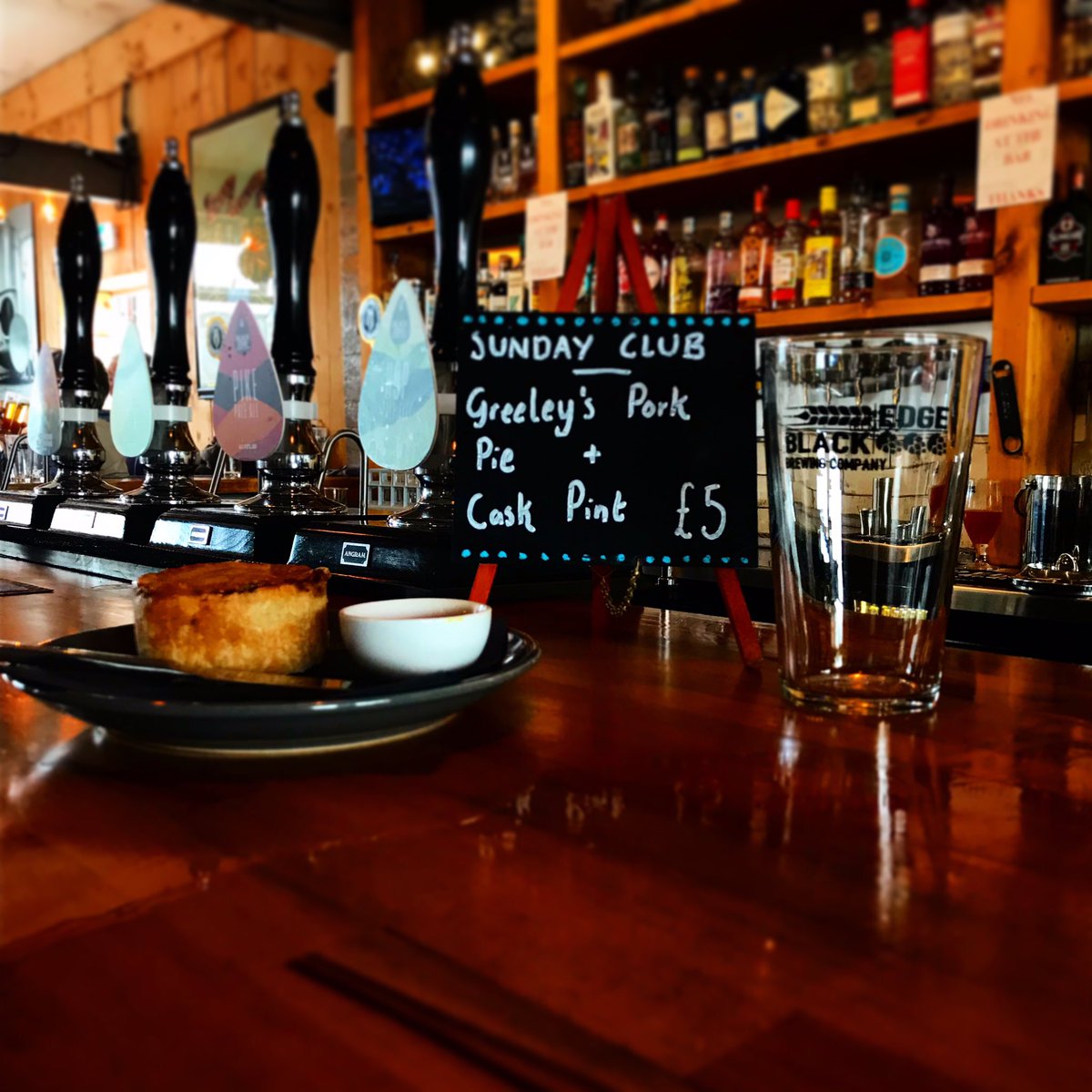 thebrewery_bar's tweet photo. Sunday Scran!
Pie and a Pint Every Sunday for just £5.
A locally made Greeley’s pork pie and your choice of beer from 1 of our 7 cask pumps🍻
What’s your Favourite Pint?😀
#horwich #savethelocal #supportlocal #sundayfunday #blackedge #beeroclock #caskales https://t.co/4x6JPoUSTa