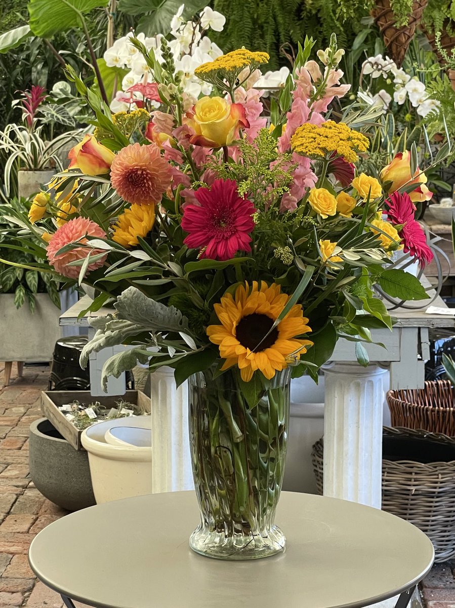 AhSamFloralCo's tweet photo. Ahh, the vibrant blooms of summer! Celebrate that feeling! #summerflowers #floraldesign #ahsamfloralco #ahsamflowers https://t.co/RP04kslCAw