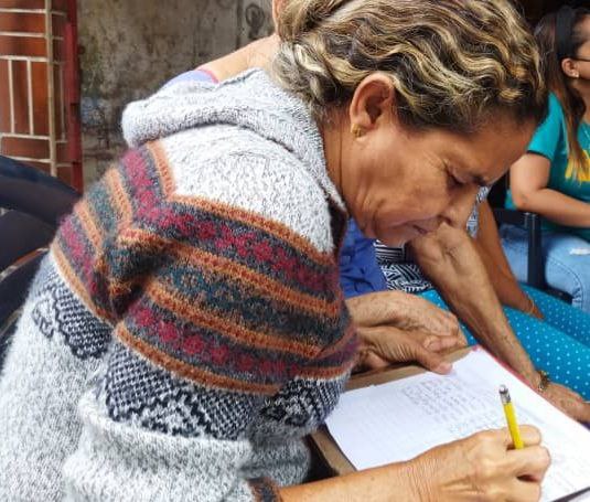 gabycomunas's tweet photo. Feliz domingo! #Hoy iniciamos la jornada en La Bombilla donde hicimos un conversatorio con la comunidad, en el que manifestaron los problemas que les aquejan como lo son el servicio de aseo, de agua y la vialidad. Seguimos escuchando a los habitantes del municipio Sucre. #EpaPSUV https://t.co/KWfUuFZMqp
