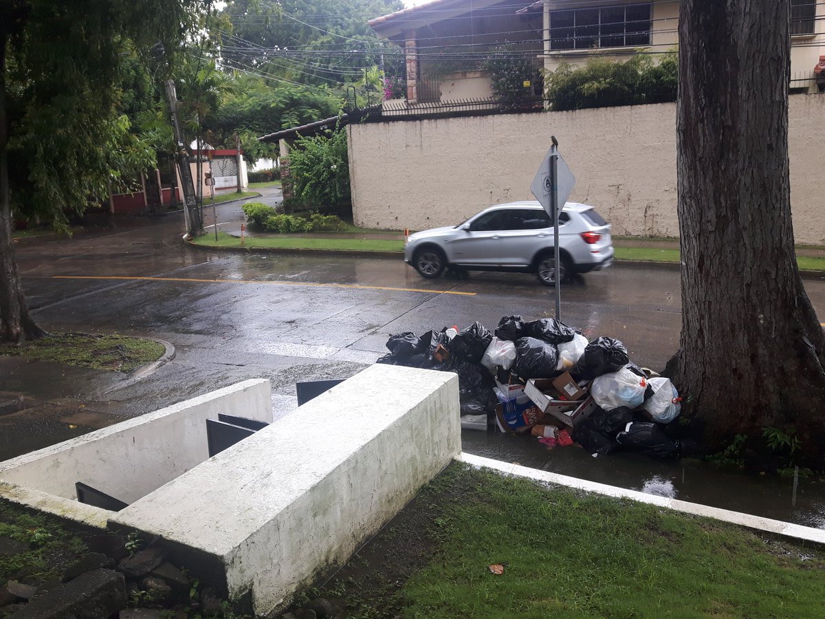 BraulioAndrade7's tweet photo. @AAUD_Panama En plena VIA GRECIA, El Carmen se acumulan MONTAÑAS DE BASURA y pasan semanas sin recogerla. No solo con vacunas prevenimos una epidemia. #minsa https://t.co/EcoUzSoeJY