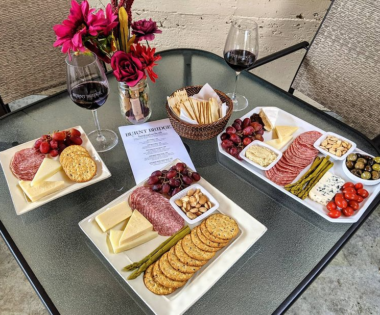Vancouver_USA's tweet photo. 🍷➕🧀 a combo so good they named a day after it, happy #NationalWineandCheeseDay! Get out and celebrate at one of #VancouverWA’s incredible wineries or tasting rooms! 🥂 #DiscoverVanUSA #SupportVanWA #SWWAWine
(IG: burntbridgecellars) https://t.co/fsFEWYCxty