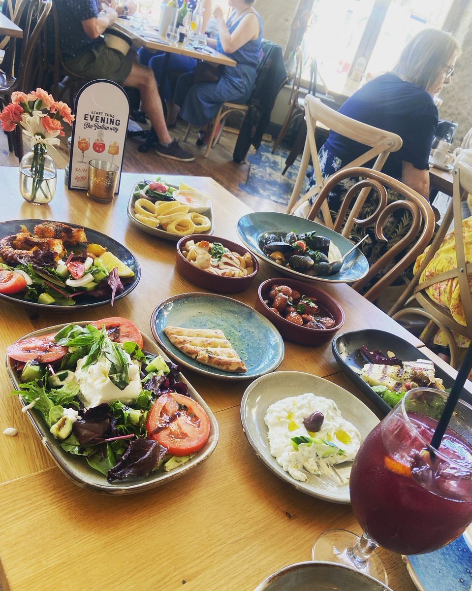 AstridWRainey's tweet photo. Got treated to some tapas from my brother after the worst week! Cheered me right up! #siblingdate #foodcoma #tapas #leith #edinburgh #lacasa https://t.co/VQh7gL6O5a