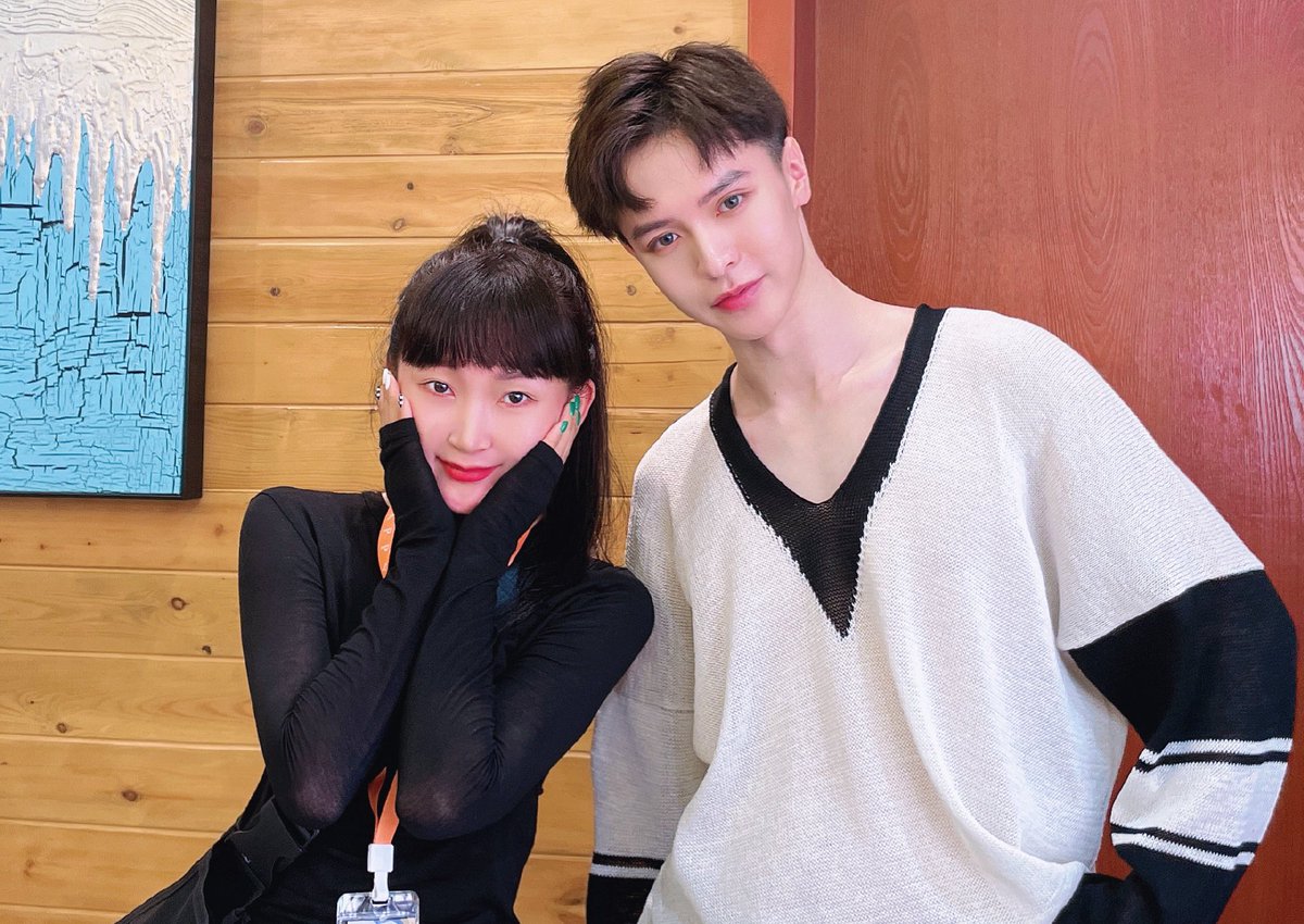 BlogKrystian's tweet photo. WEIBO| 25▪︎07; Uma Garota Conheceu o Krystian Wang em alguns de seus compromissos em xian.

Notamos também que ela conheceu outro garoto da BG Code, isso apenas em um dia!!
Oque vem por aí?🙃

#krystianWang 
#WangNanjun https://t.co/ZTcc5gMuRI