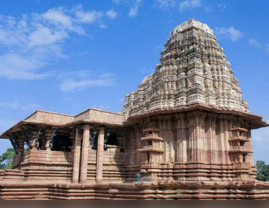 shubhankrmishra's tweet image. इसे आप ‘सनातन परंपरा’ की ख़ूबसूरती भी कह सकते हैं कि #UNESCO द्वारा जिस शिव मंदिर को विश्व धरोहर में शामिल किया गया वो उसके शिल्पकार ‘रामप्पा’ जी के नाम पर रखा गया।

वरना दूसरे विश्व धरोहरों के शिल्पकारों के हाथ काटे जाने के क़िस्से भी हम सबने खूब पढ़े हैं
#Ramappa #RamappaTemple