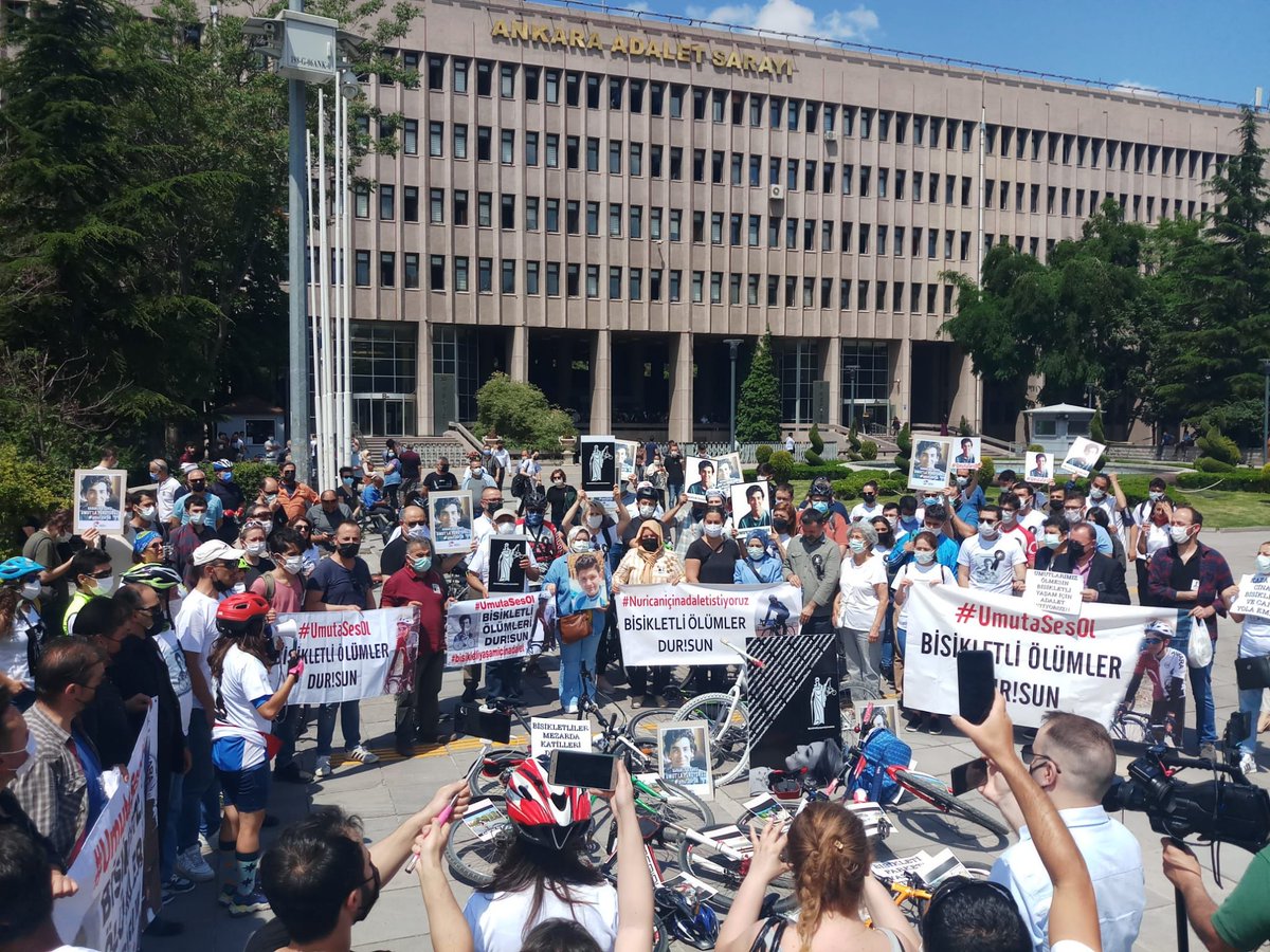 Asumut7's tweet photo. "Haftanın Yalanları"Katil ÇAĞDAŞ ŞENYÜZün mahkemede söylediği yalanlarKanında 1.53 promil alkol tespit edildi. 
Katil 2bira içtim dedi.
Plakası çarpma hızıyla düştü
Katil polislerin beni bulması için bilerek bıraktım dedi. Yakında ki hastaneye götürmeyi tercih etmedi
#umutasesol https://t.co/DmeqCPJbTQ