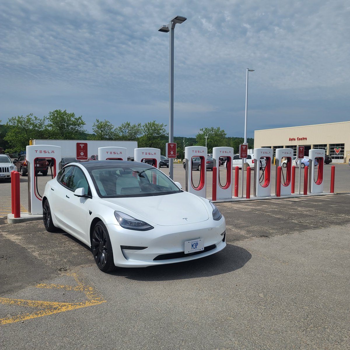ItsCanadianRob's tweet photo. @WhamBaamYT Need Tint Badly! Also, Northern Ontario V3 supercharger with nobody there. Epic. https://t.co/yTMlll33kq