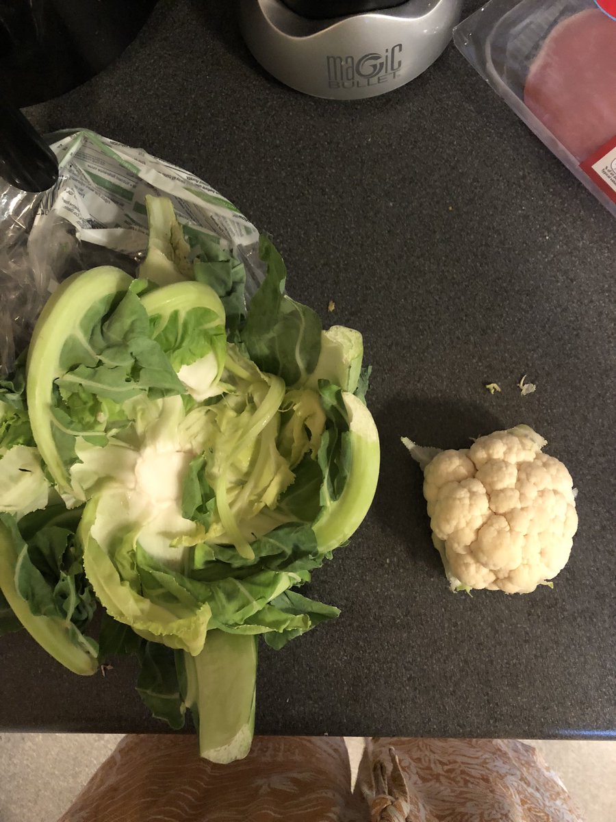 Wahhh LOLZ at the size of the cauliflower I just bought from <a href="/Tesco/">Tesco</a> just now, turned out it was mostly leaf. There goes my cauliflower mash this evening…