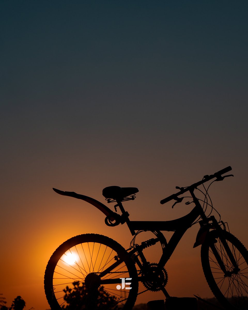 jamiempire7's tweet photo. Here’s today’s SUNSET IN MY VILLAGE NEIGHBORHOOD!

Capture by me
Frame four is me getting the jump credits to my model
Legoooo https://t.co/dTuNOKkbUj