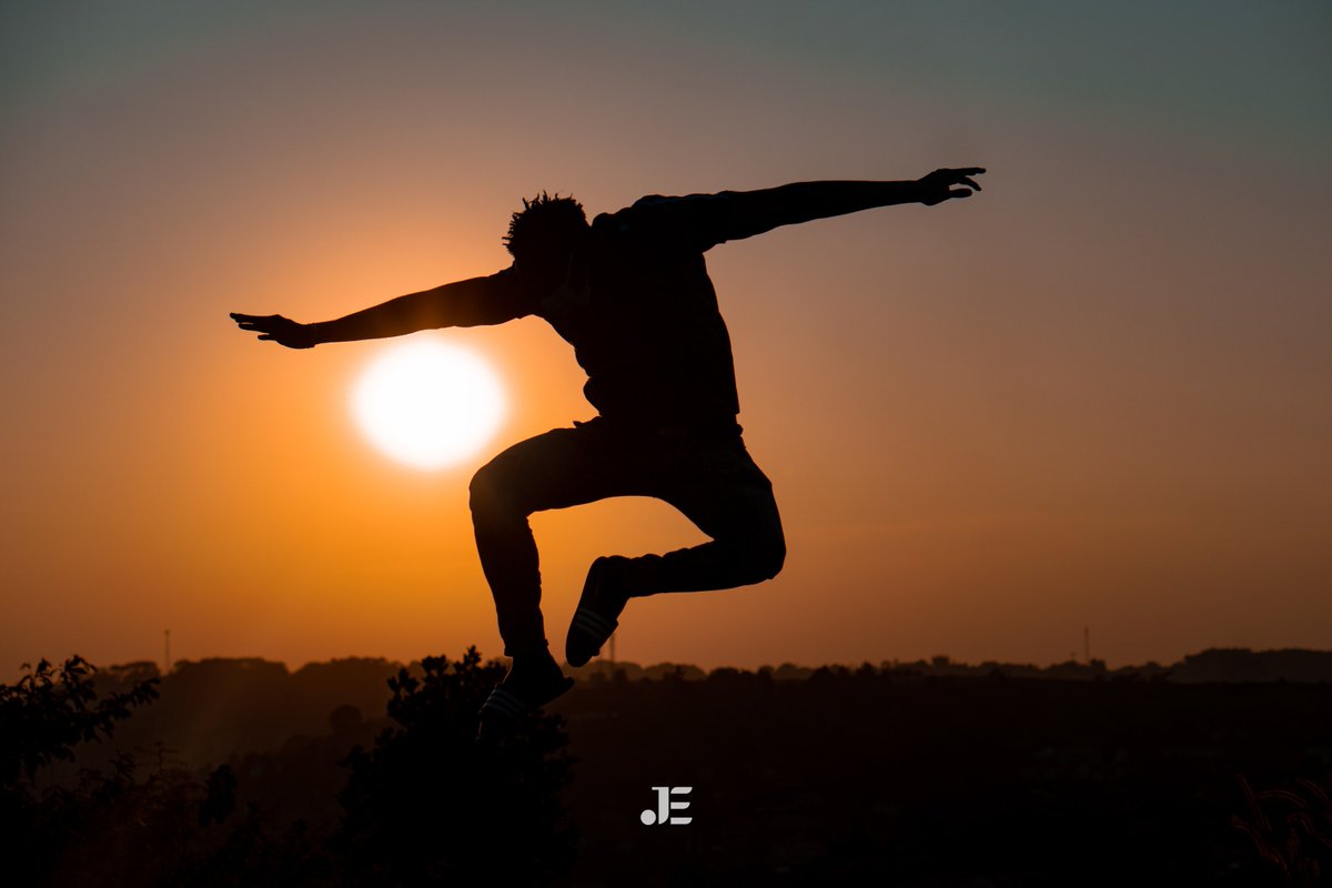 jamiempire7's tweet photo. Here’s today’s SUNSET IN MY VILLAGE NEIGHBORHOOD!

Capture by me
Frame four is me getting the jump credits to my model
Legoooo https://t.co/dTuNOKkbUj