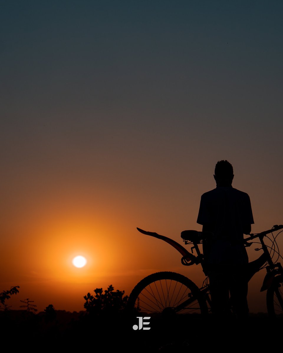 jamiempire7's tweet photo. Here’s today’s SUNSET IN MY VILLAGE NEIGHBORHOOD!

Capture by me
Frame four is me getting the jump credits to my model
Legoooo https://t.co/dTuNOKkbUj