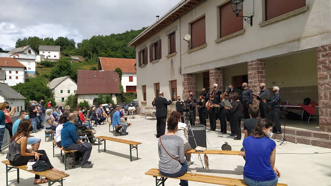 Hoy hemos tenido el placer de recibir en Aria a la coral Orreaga Abesbatza. 
Muchas gracias a <a href="/aezkoako/">aezkoako.eguna</a>!!!
Egu Orreaga Abesbatza etorri zaigu Ariara, denon loriarako. Esker mila!

#aezkoakoeguna2021 #aezkoako2021 #aezkoa #navarra #nafarroa #orreagaabesbatza #aria #arianavarra