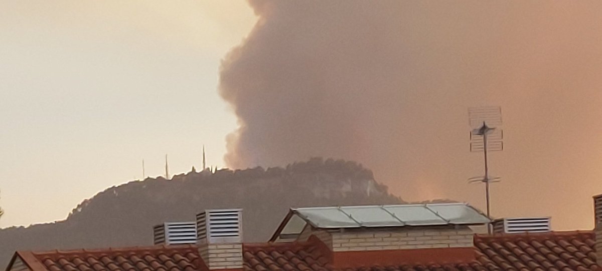 ramon_puig's tweet photo. #IFSantaColomaQueralt  fum darrera la Tossa des d'Igualada. A la zona de Sant Martí de Tous.

Tristesa! https://t.co/g3X7wTHdP9