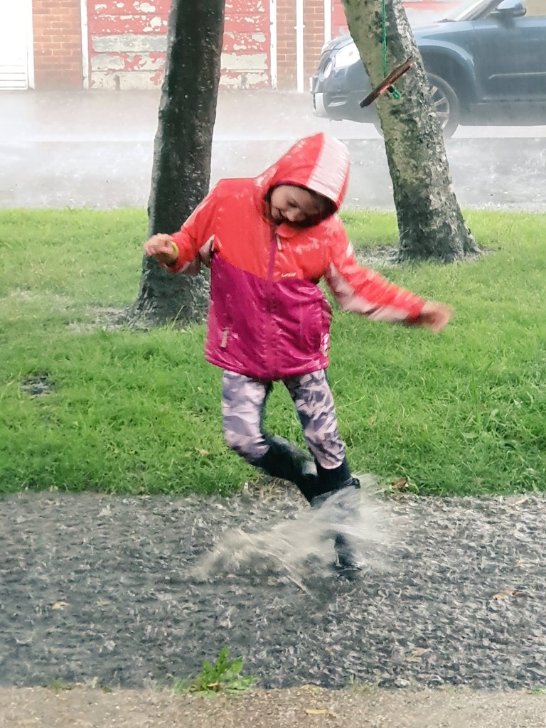 camshillHT's tweet image. #itrained #alot #infactitpoured #andtherewasthunderandlightening #outdoorcrazypair #soakingwet #sohappy #morewashing #ofcoursehetookhistopoff 😆😉🙂 #jumpinginmuddypuddles #simplethings #soakedthrough #flashflooding #isitreallyJuly #happyschoolholidays 😂🙄