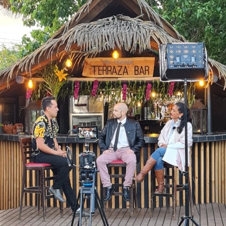 arevalopakarati's tweet photo. Iorana Korua! Comparto algunas imágenes de la entrevista que grabé para el programa "Kamatara", que conduce Lonty Paoa. Durante el encuentro, junto al tecnólogo médico Sebastián Lara pudimos profundizar sobre el proyecto y beneficios del mamógrafo para #RapaNui. ¡Lo logramos! https://t.co/eSqiT7Gaf9