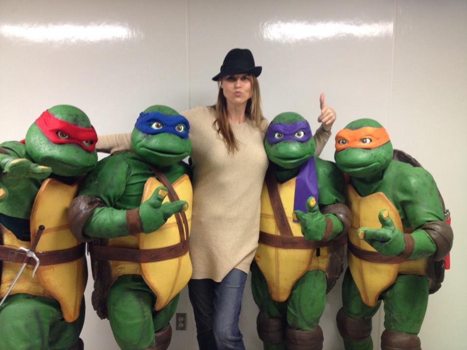 AmazonEveDaily's tweet photo. Thinking about when @AmazonEve met the Teenage Mutant Ninja Turtles today. Cowabunga! 🐢🤙🏻 #AmazonEve #ErikaErvin https://t.co/9Zm0KlA6Ne