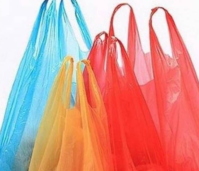 Poşetleri 25 kuruşa satmak yerine, eski poşetleri getirene 25 kuruş versinler. 5 poşet getirene 1 ekmek versinler, garibanlar evine ekmek götürsün. Bakın o zaman çevrede poşet fazlalığı, çevre kirliliği diye bir şey kalıyor mu?