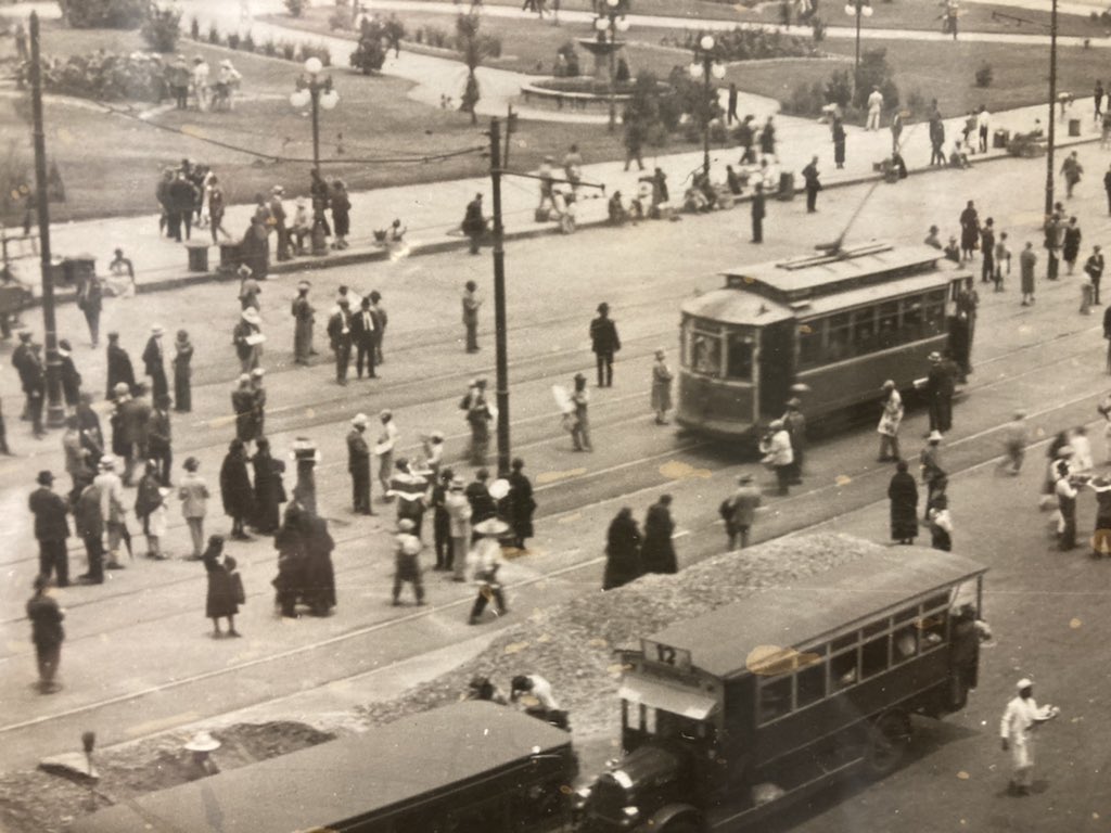 El tranvía en el Zócalo en años treintas