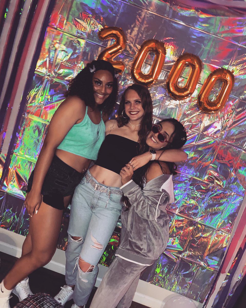 cocogillett23's tweet photo. Living in the past 🍭📹💿 https://t.co/tUgn3boG1v