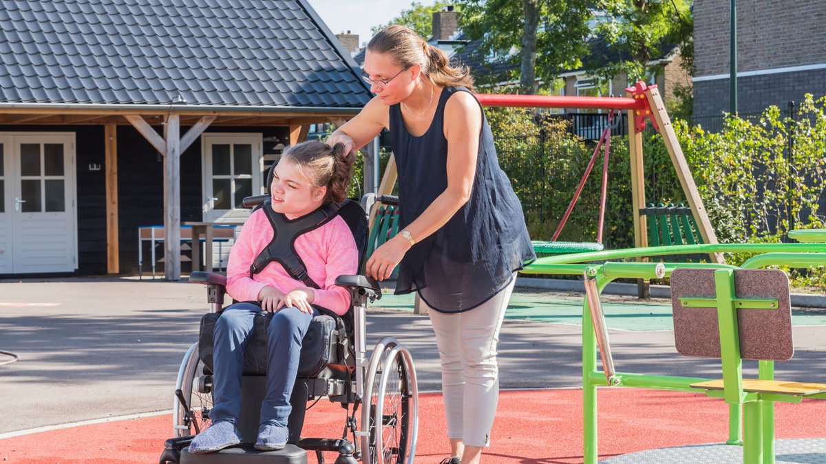 молодые семьи инвалидов. челик в инвальдной коляске. жилье для детей инвалидов. прогулка с инвалидом. молодые семьи инвалидов.