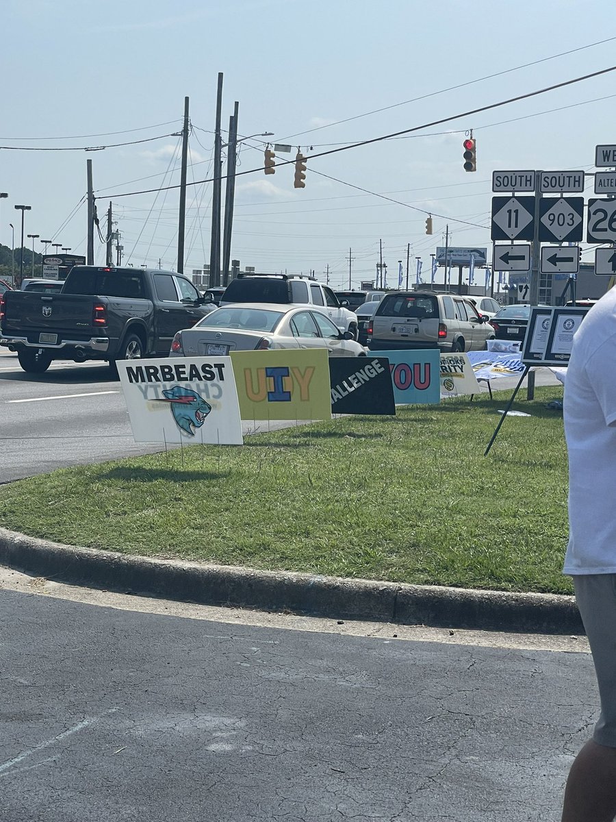 itsbritniparker's tweet image. hey @MrBeast this guy wants me to tell you to ACCEPT the challenge! 😁🤷🏻‍♀️