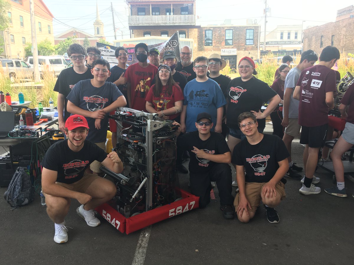 Ironclad5847's tweet photo. Greetings @bbchs307 from the HOT land of The Rock River Off-Season competition! Pro tip: robots will overheat if left in the sun too long. You’re welcome. https://t.co/kfncOunVCd