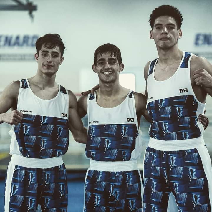 Esta noche, apenas arranca el lunes, se ponen en marcha dos ilusiones mas para el boxeo argentino en <a href="/Tokyo2020es/">#Tokio2020 en Español</a>. 
A las 0:51 hs, Francisco Verón vs. Adam Chartoi (SUE) en 75 kg, y a las 5:50, Ramón Quiroga vs. Gabriel Escobar (ESP), en 52 kg. <a href="/CuelloMirco/">MJC 👑</a> ya debutó y ganó.