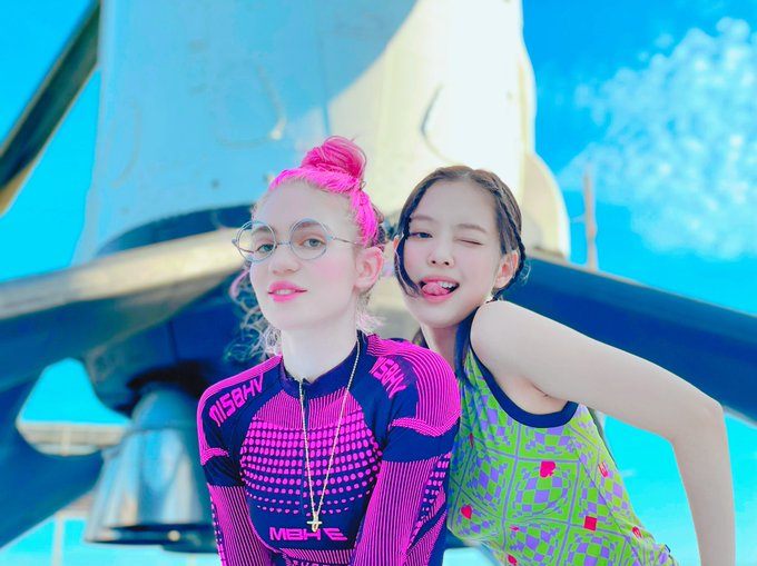 1 pic. Jennie and Grimes go to space 🧚🏻‍♀️🚀 https://t.co/d3FaY30hOf