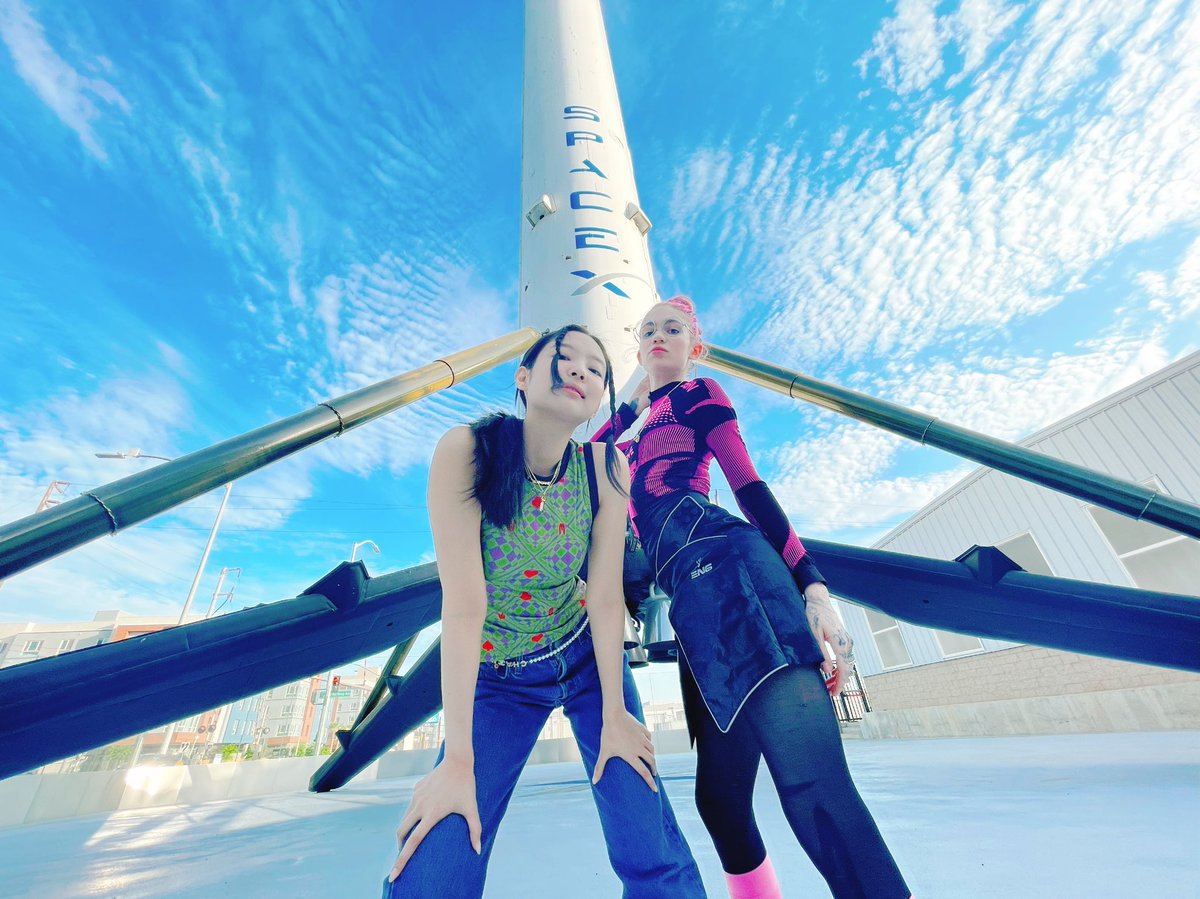 Jennie and Grimes go to space 🧚🏻‍♀️🚀