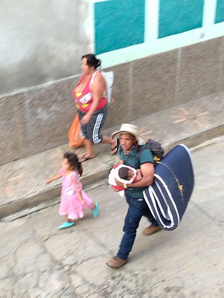 subcantante's tweet image. 🚨Más de 3000 personas desplazadas por grupos armados ilegales en Ituango, hay damnificados por el invierno y la única vía de acceso es aérea. Gobierno local y ciudadanía colapsando.
#SOSItuango #ItuangoNosNecesita