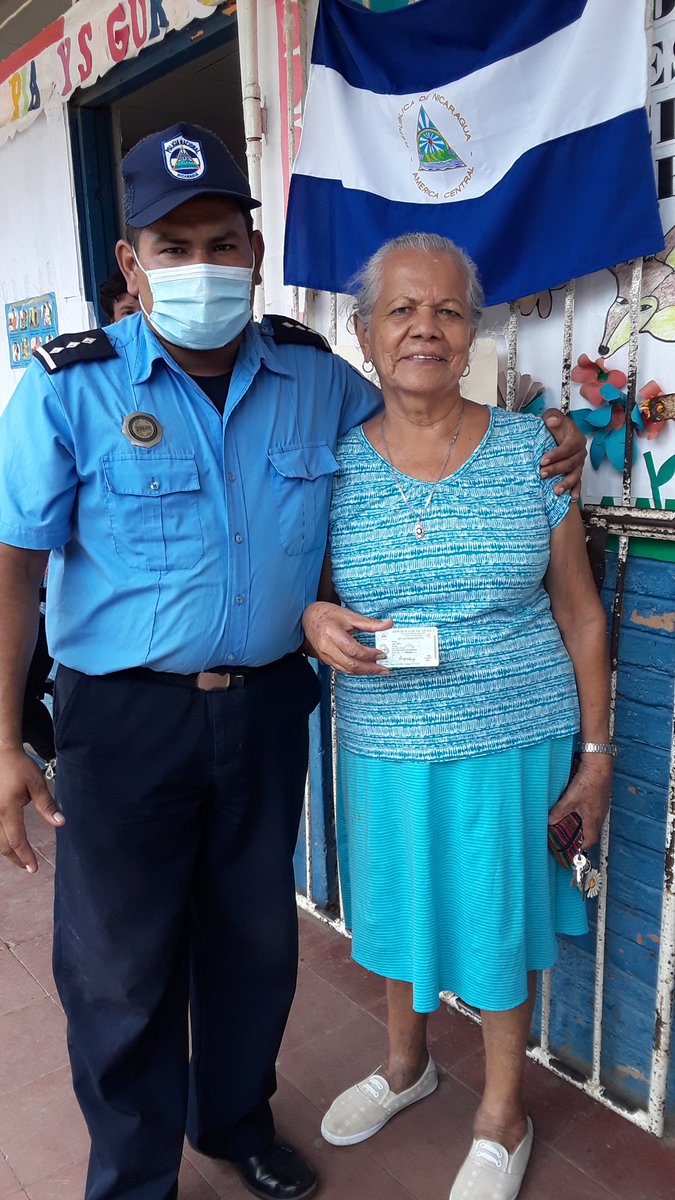 Nuestros abuelos verificandose para saber su centro de votación en 7 de noviembre del 2021, la policía nacional apoyando al pueblo, en paz y libertad. Centro de Verificación Republica de Panama. D3.3 #24Y25VERIFICANDONOSGANAMOSTODOS <a href="/taniasandinista/">TaniaSandinista</a> <a href="/Elcadejo19/">ElCadejo</a> @CuervoNica