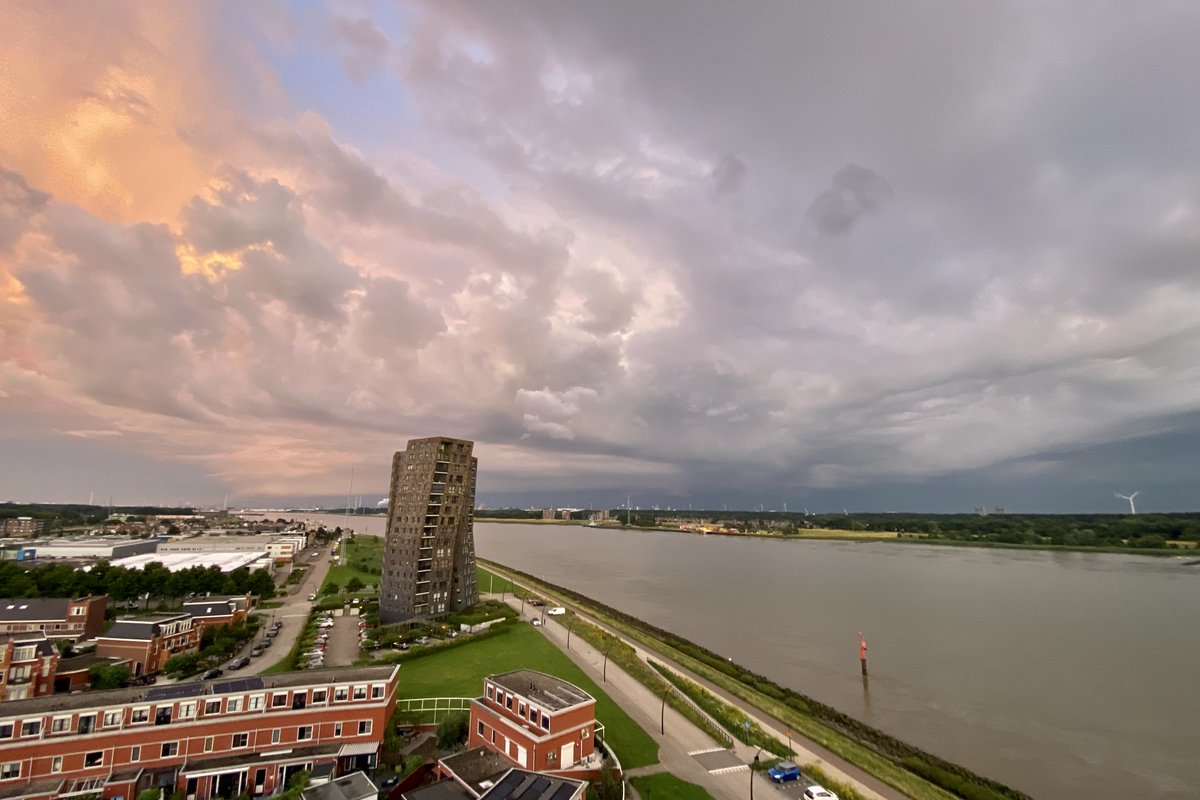 Richting Schiedam/Rotterdam is een shelfcloud zichtbaar. #onweer