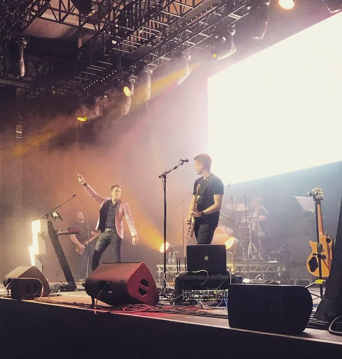 MuseKillers's tweet photo. The boys….back on stage tonight! https://t.co/raDuB00gwo