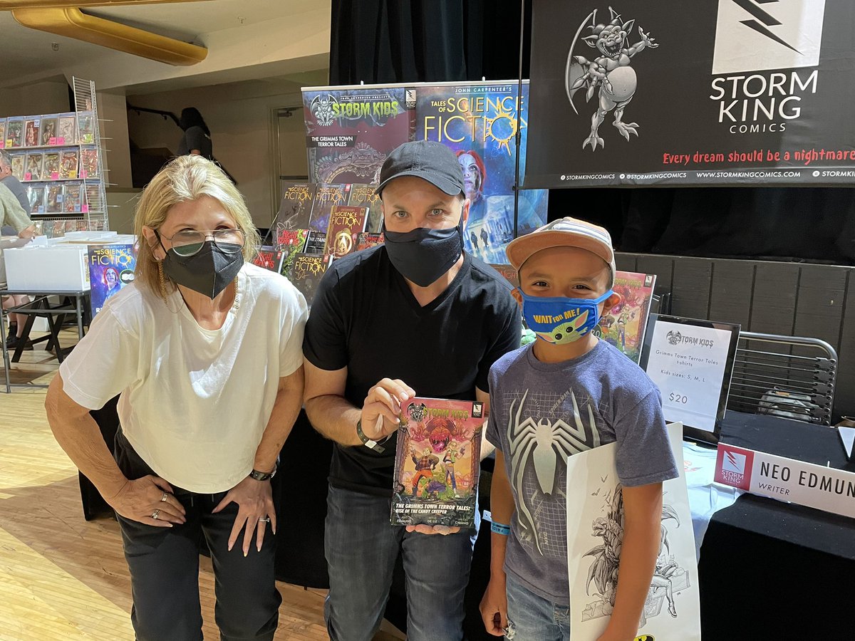 NeoEdmund1's tweet photo. A super-fun weekend with Sandy King Carpenter and the Storm King Comics crew at Torpedo Collectors Con at the Hollywood Palladium! @stormkingskc @stormkingcomics https://t.co/lAXd1GQMuQ