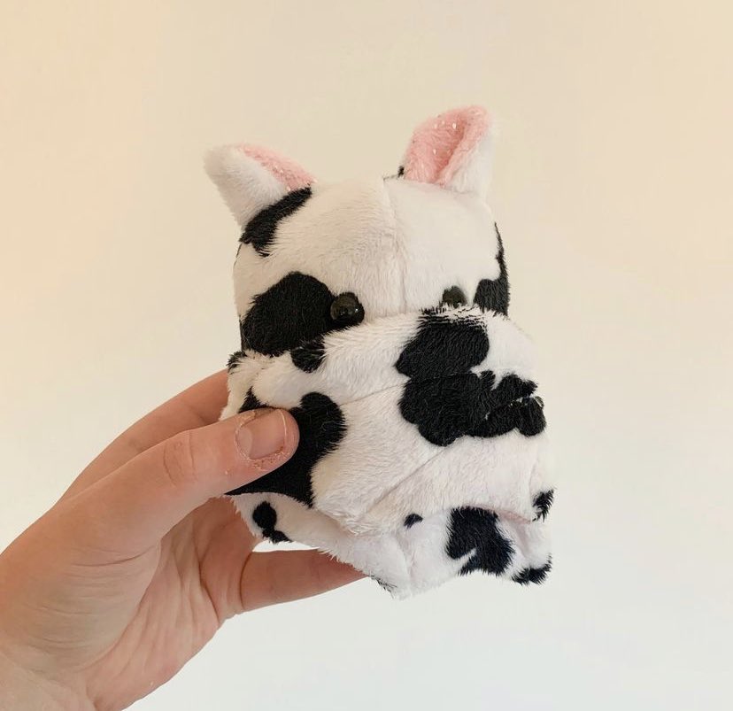 lyricstitches's tweet photo. 🐮MOO BAT GIVEAWAY🐮

I am giving away this sparkly moo bat to one lucky person! 

To enter:

🐄 follow me @lyricstitches 
🐄 like and RT 
🐄 tag a friend! 

No QRT, bots or giveaway accounts! 

Ends on 28th July @ 9pm https://t.co/bu035A4yhL