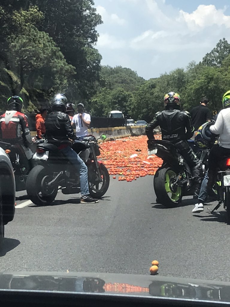 AcostaChio's tweet photo. Y la solidaridad muchachos???? Increíble q se queden viendo a ver a que hora pueden pasar sin ayudar!! Somos un chingo mexicanos pero y??? Que se vea? X eso estamos cómo estamos! #accidente #carretera #Solidaridad https://t.co/1xF5RtKbep