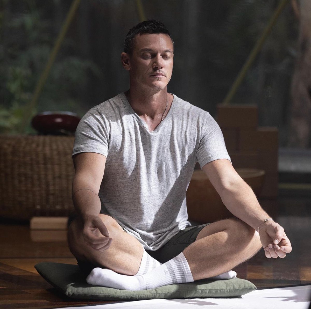 soydiegomaveric's tweet photo. Hay hombres y luego está #LukeEvans 🤝😫😍 #gay #lgbtmexico #hombresgay #hombresperfectos https://t.co/yCWAGHvK9R