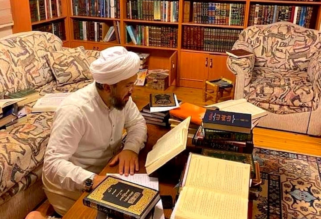 Kız çocuklarınıza küçükken getirdiğiniz şekerleri,çikolataları "bunları sana Allah gönderdi kızım" diye verin.Örtünme vakti gelince ona başörtüsüyle gelin ve "kızım sana küçükken şeker gönderen çikolata gönderen Allah'ın senden örtünmeni istiyor."deyin
#İhsanŞenocakYalnızDeğildir