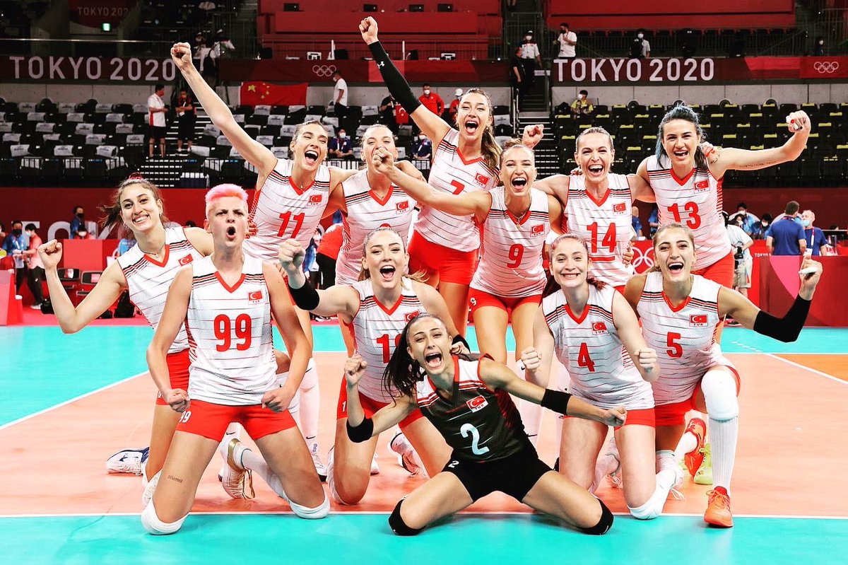 Bu kadar kötü gidişatın arasında, bizi mutlu eden kardeşlerimizi paylaşalım da safımız belli olsun. Son olimpiyat şampiyonunu yenen voleybol milli takımımızla gurur duyuyorum. İyi ki varsınız… 🇹🇷🇹🇷🇹🇷 <a href="/tvforgtr/">Türkiye Voleybol Federasyonu</a> <a href="/tmok_olimpiyat/">TMOK | #TeamTürkiye🇹🇷</a>