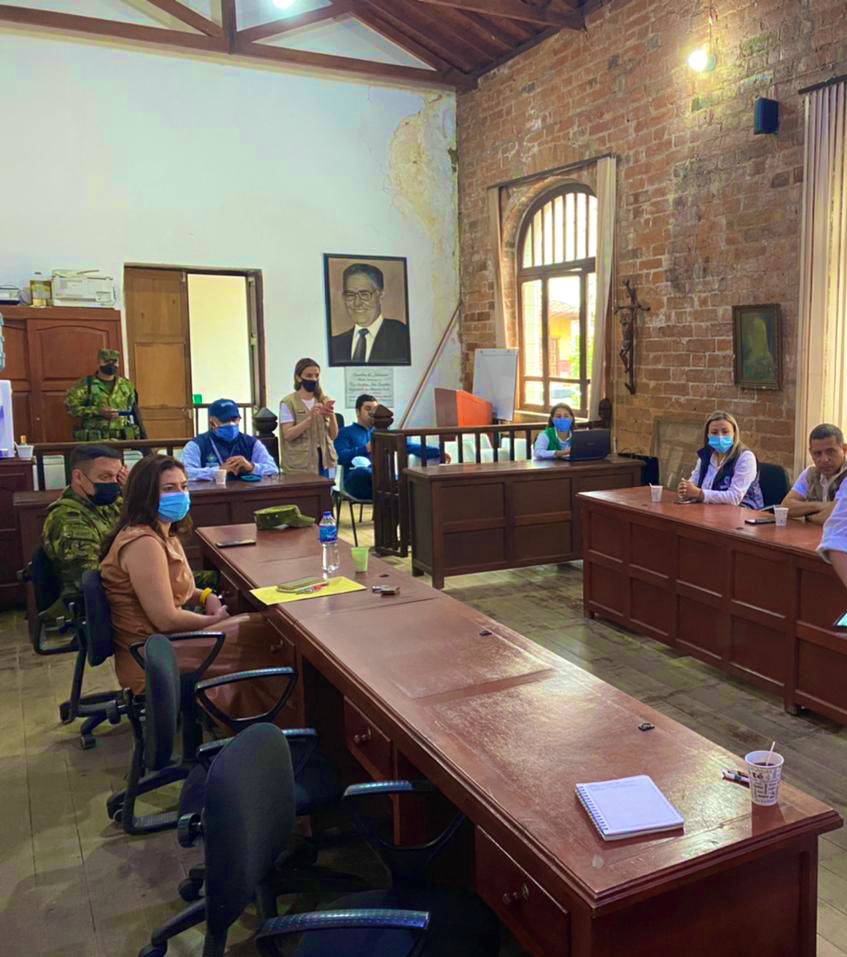 SeguridadAnt's tweet photo. Continuamos en los municipios de #Tarazá y #Titiribi, acompañando las jornadas de elecciones atípicas. Transcurre con normalidad el orden público y la seguridad en los diferentes puntos de votación.
#UNIDOSProtegemosALosAntioqueños
@GobAntioquia @Registraduria @GobiernoAnt https://t.co/rrXBH9kkVI
