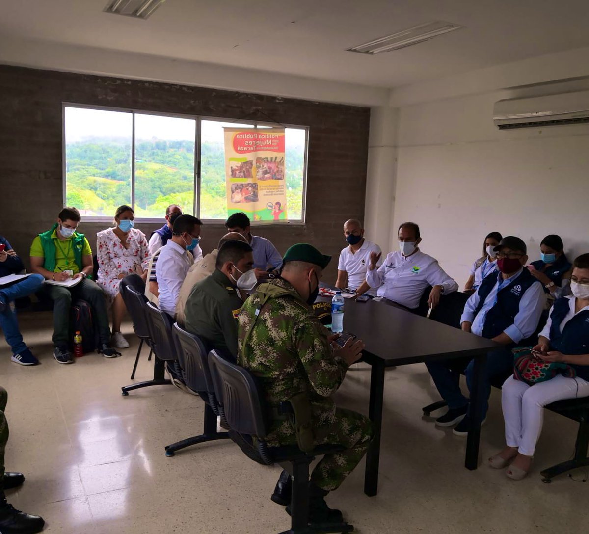 SeguridadAnt's tweet photo. Continuamos en los municipios de #Tarazá y #Titiribi, acompañando las jornadas de elecciones atípicas. Transcurre con normalidad el orden público y la seguridad en los diferentes puntos de votación.
#UNIDOSProtegemosALosAntioqueños
@GobAntioquia @Registraduria @GobiernoAnt https://t.co/rrXBH9kkVI