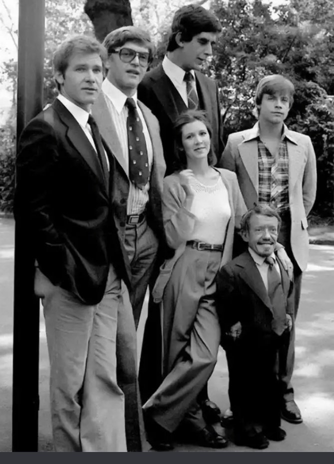 STAR WARS elenco:
Harrison Ford, David Prowse, Peter Mayhew, Mark Hamill, Carrie Fisher y Kenny Baker en 1977. https://t.co/OQXdIijaqg