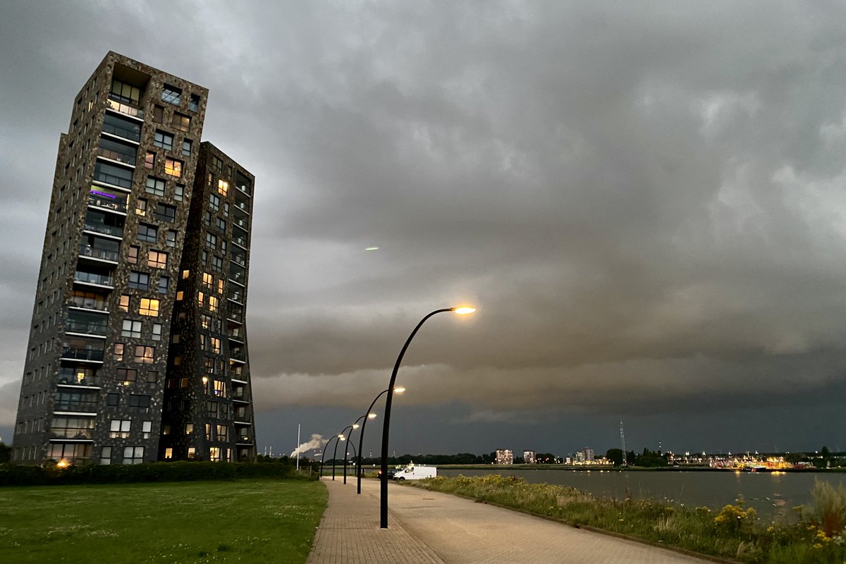 Incoming! #onweersbuien #Maassluis