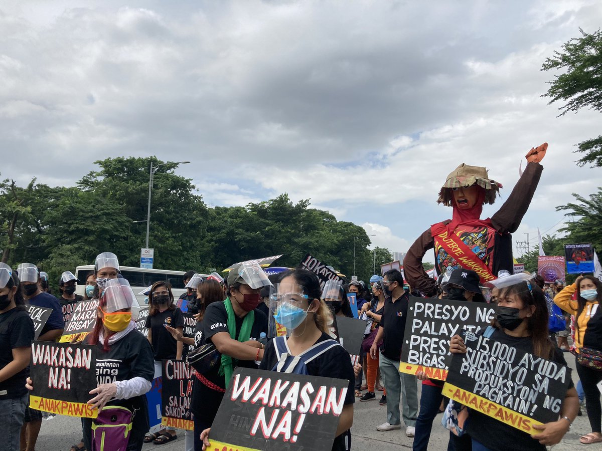 altermidya's tweet photo. Peasant organizations who gathered in front of the Dept of Agriculture are now marching to UP Diliman for today's #SONA2021 protest. Joining them is the farmer 'Higantes' carrying the message "Duterte Wakasan". https://t.co/cuXcFwweev