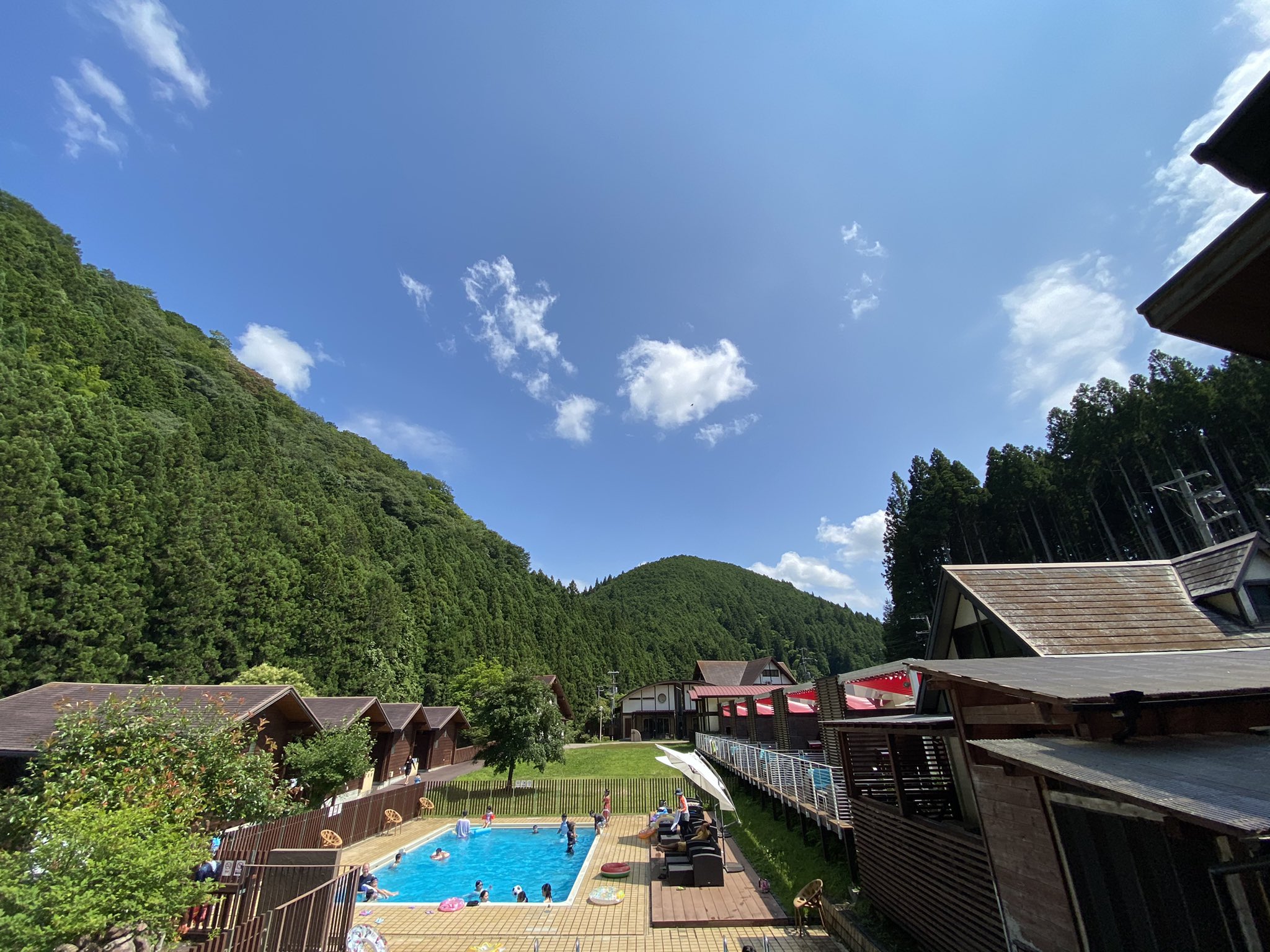 たまゆらの里 今日も良い天気 朝からプールや川でにぎやかな 声が聞こえてきます たまゆらの里 プール 水遊び 癒される一枚 癒し 自然 コテージ 施設内散策 散策 宿泊施設 アウトドア バーベキュー グランピング 和歌山グランピング