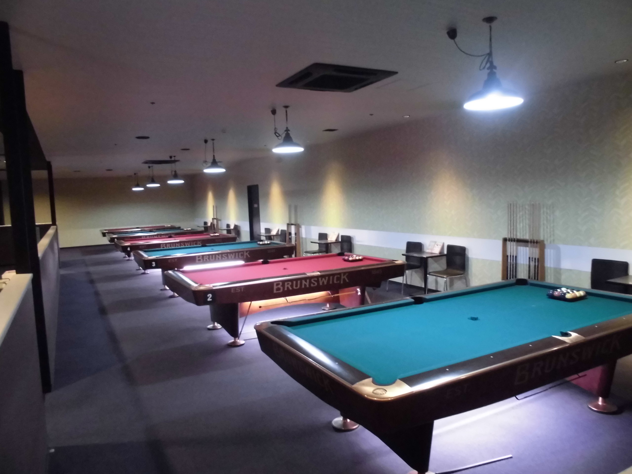 ট ইট র ラウンドワンスタジアム函館店 スポッチャ アイテム紹介 ビリヤード ダーツ かっこいいショットを決めて友達に自慢しちゃおう 一人で練習するもよし 友達同士なら同じテーブルを囲って楽しめます 台数もいっぱいありますので 是非プレイし
